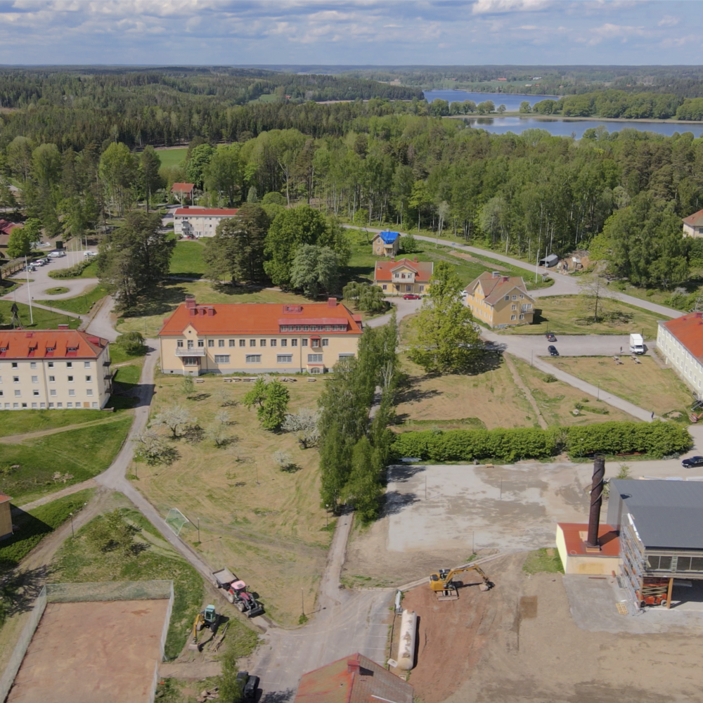 Solbacka mitt emellan två sjöar